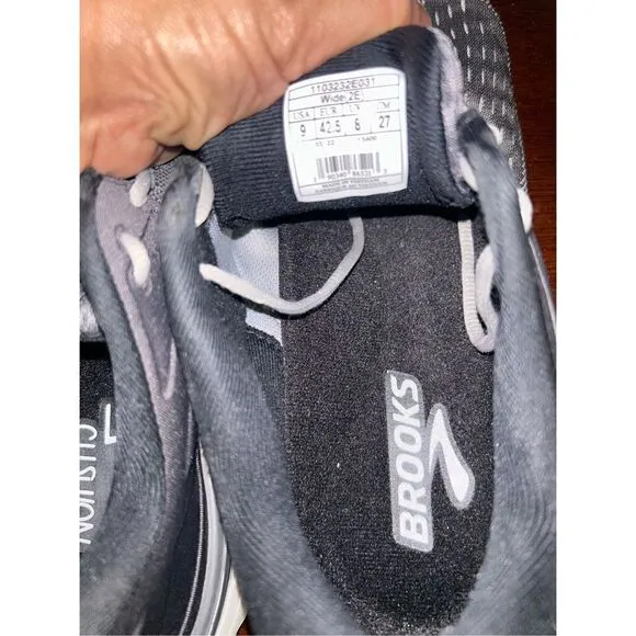 Brooks Dyad 11 running  shoes size 9 men’s