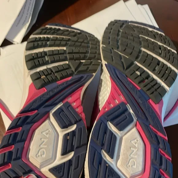 Brooks Ravenna 8 woman’s shoes size 10