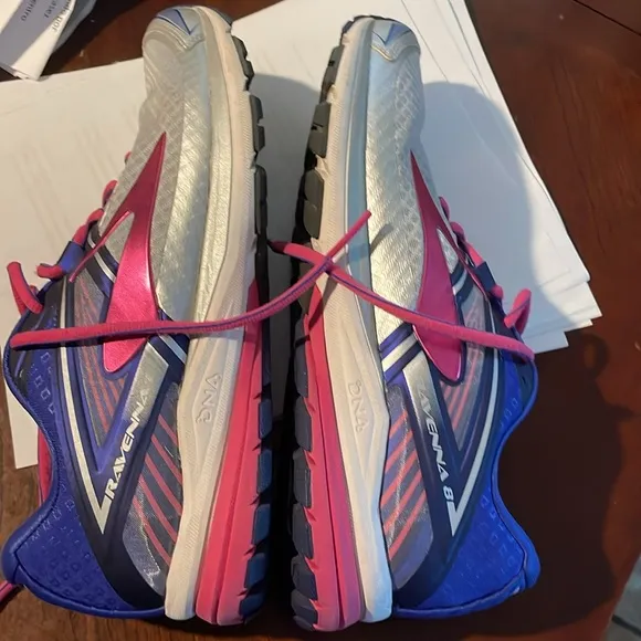 Brooks Ravenna 8 woman’s shoes size 10