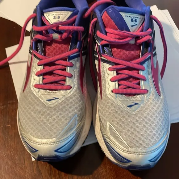 Brooks Ravenna 8 woman’s shoes size 10