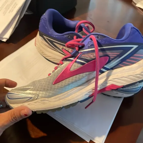 Brooks Ravenna 8 woman’s shoes size 10