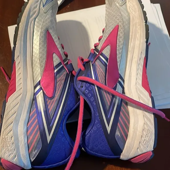 Brooks Ravenna 8 woman’s shoes size 10