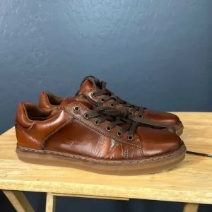 Brown low-top sneakers with smooth leather and sporty style