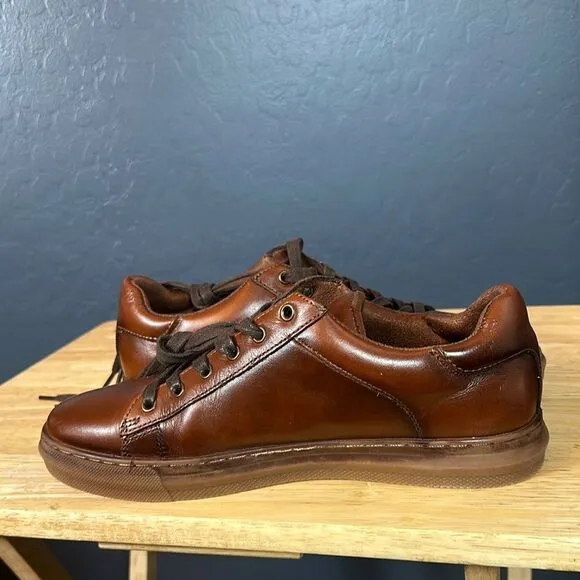Brown low-top sneakers with smooth leather and sporty style