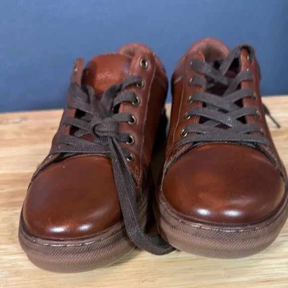 Brown low-top sneakers with smooth leather and sporty style