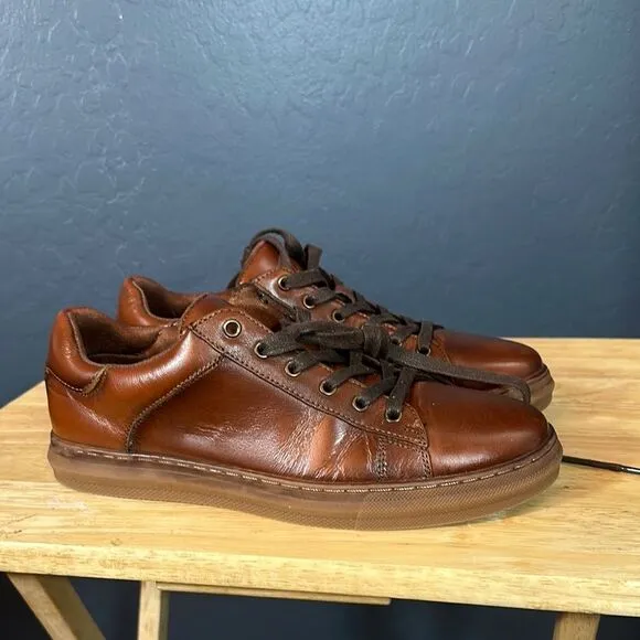 Brown low-top sneakers with smooth leather and sporty style