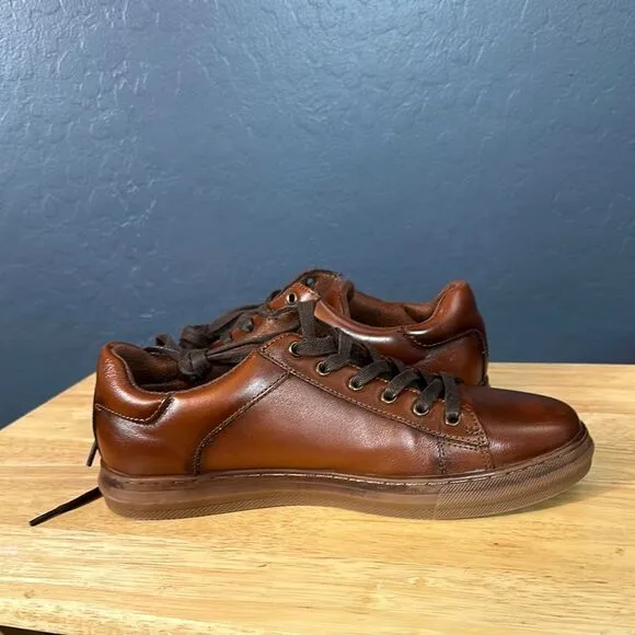 Brown low-top sneakers with smooth leather and sporty style