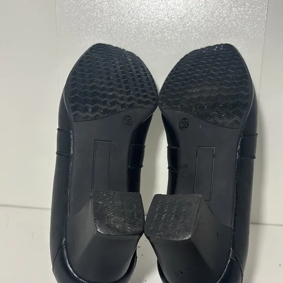 Classic Black Women's 38 spring step leather heeled loafers comfortable classy