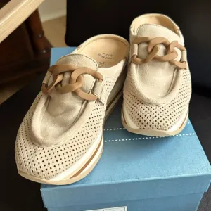 Comfort and style…Softwaves Mule👟