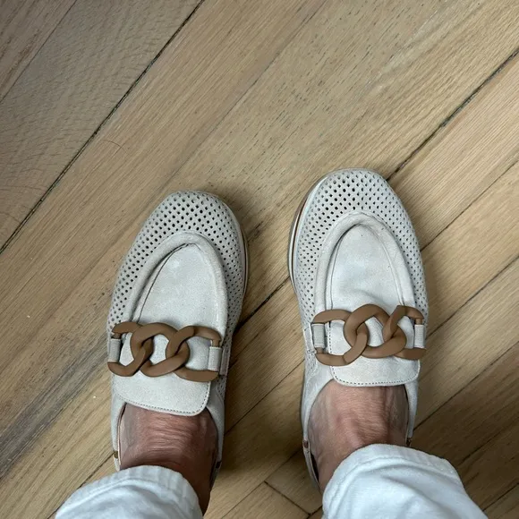 Comfort and style…Softwaves Mule👟