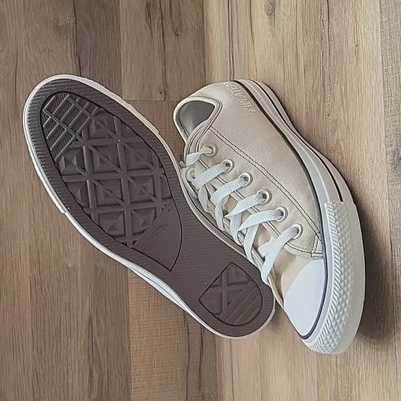 Converse shoes women Brand new in the box.