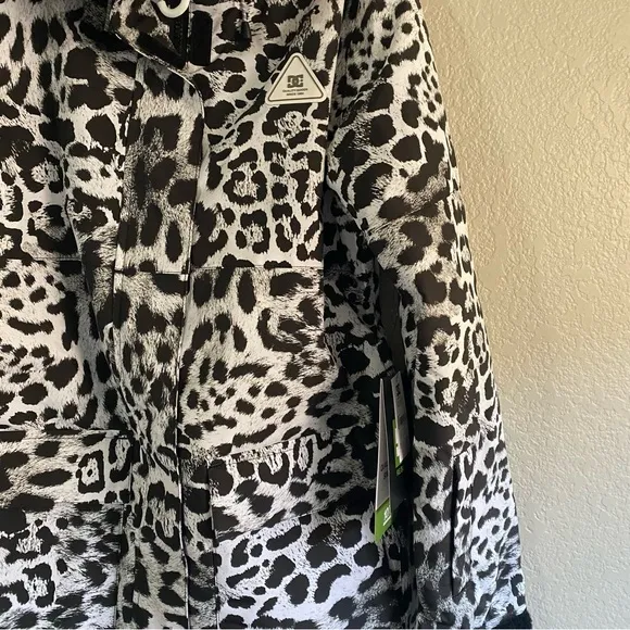 DC Shoes Cruiser Functional Snow Jacket for Women in snow leopard