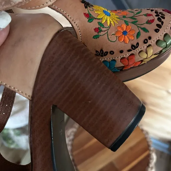 Embroidered Floral Women's Shoes from Mexico, 100% leather handmade size 4