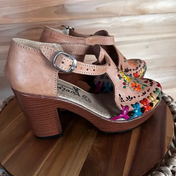 Embroidered Floral Women's Shoes from Mexico, 100% leather handmade size 4