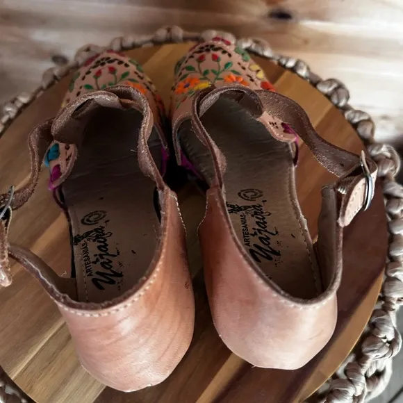 Embroidered Floral Women's Shoes from Mexico, 100% leather handmade size 4