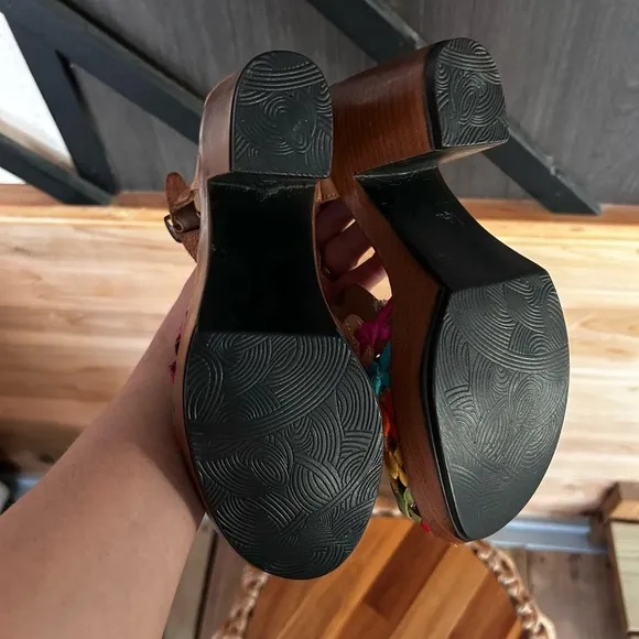 Embroidered Floral Women's Shoes from Mexico, 100% leather handmade size 4