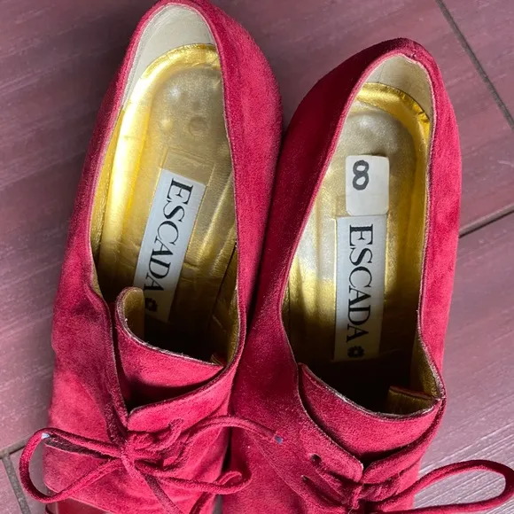 Escada patent leather/suede pump