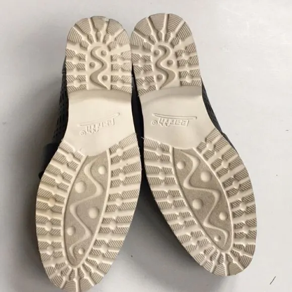 EUC Earth Brand Shoes / Loafers