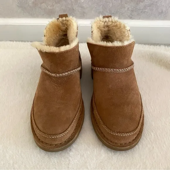 EXCELLENT CONDITION UGG Melrose Suede Shearling Bootie Chestnut Size 8