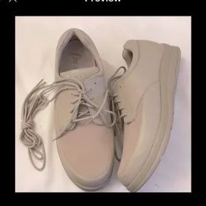 FLEXX 8WW COMFORT SHOES.  NEW