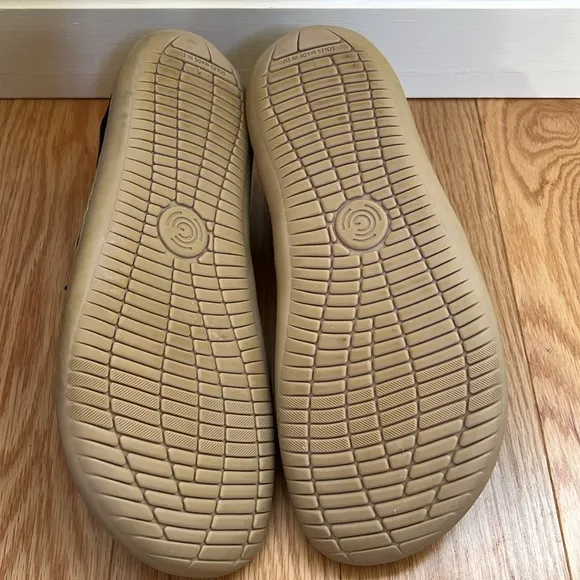Groundies Milano soft barefoot lace up shoes for women Sz 10.