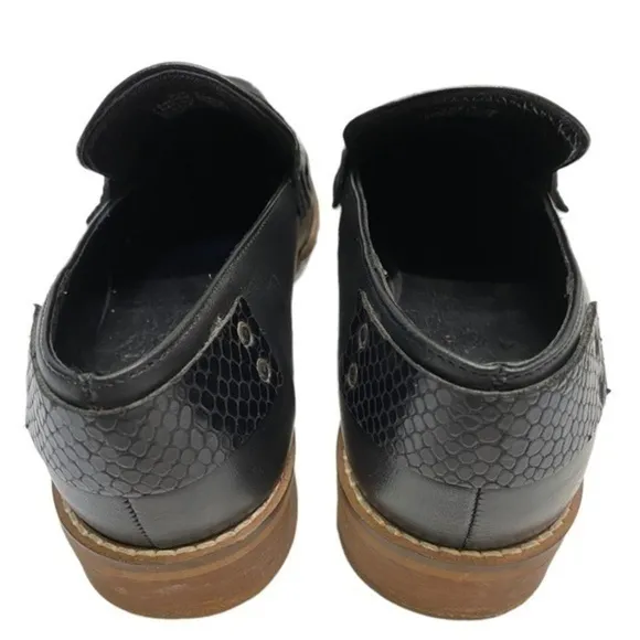 HARDY black leather LOAFERS with a snake skin pattern and almond shape toe.