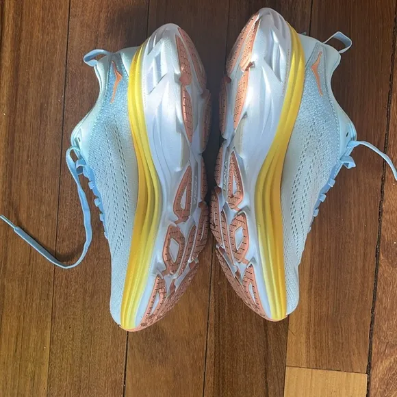 Hoka Bondi 8 Women’s sneaker in Summer Song / Country Air sz 7.5 Regular