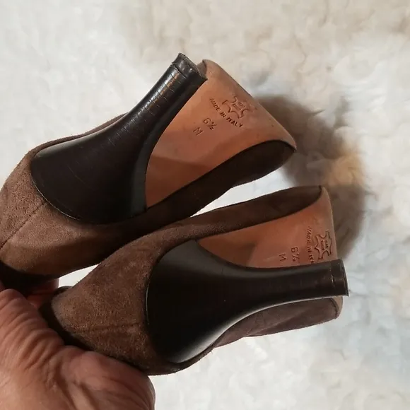 Isaac Made in Italy Suede brown Heel shoes. 6.5