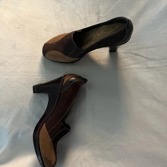 J-41 Brown and Tan Suede Heels (3.5) with Rounded Toe