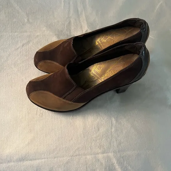 J-41 Brown and Tan Suede Heels (3.5) with Rounded Toe