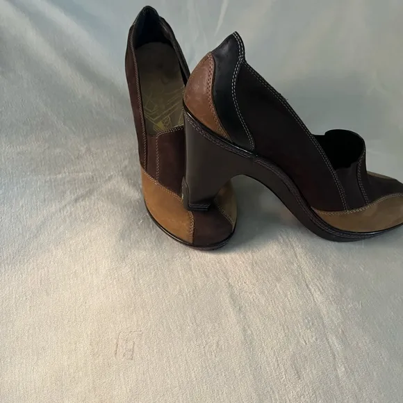 J-41 Brown and Tan Suede Heels (3.5) with Rounded Toe
