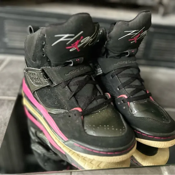 Jordan flight 45 high ( black / pink ) size : 5Y equivalent to a woman’s size 7