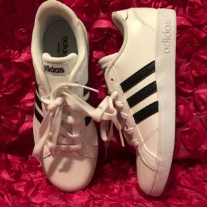 Kid adidas Baseline K