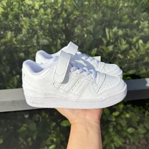 KID'S Adidas Forum Low J Triple White FY7981