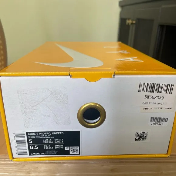 Kyrie V basketball shoes size 5.