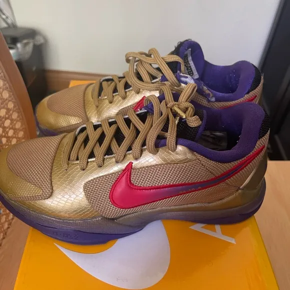 Kyrie V basketball shoes size 5.