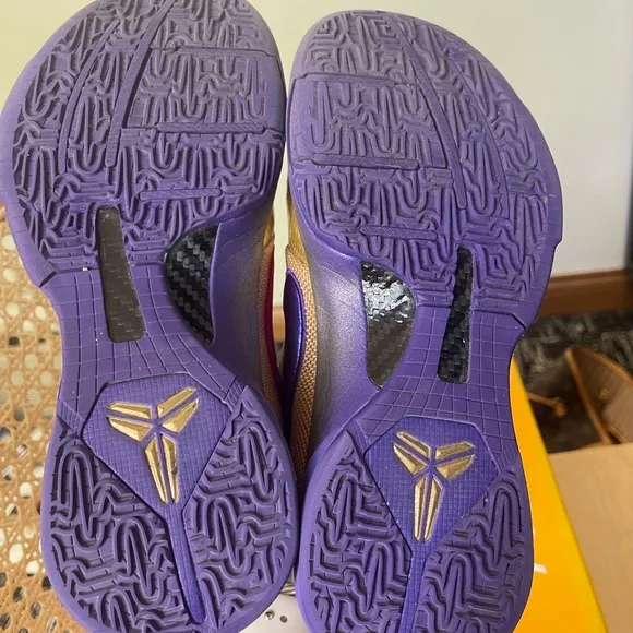 Kyrie V basketball shoes size 5.