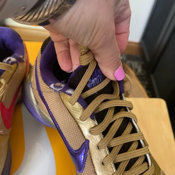 Kyrie V basketball shoes size 5.