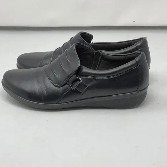 Ladies Clark’s black soft cushion leather shoes, size 8M