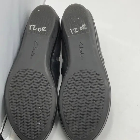 Ladies Clark’s black soft cushion leather shoes, size 8M