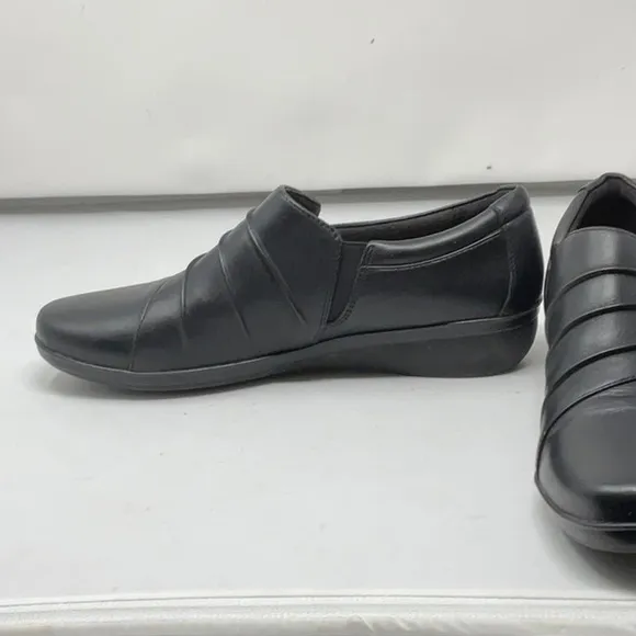 Ladies Clark’s black soft cushion leather shoes, size 8M
