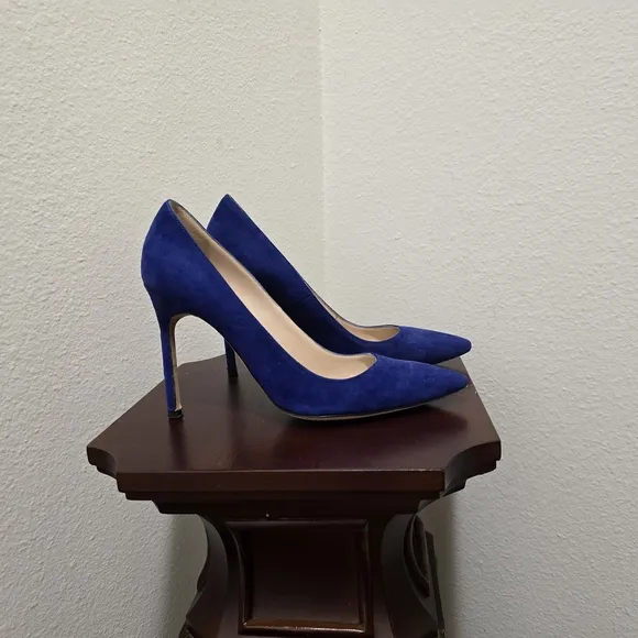 MANOLO BLAHNIK Blue Suede Pumps Sz 5