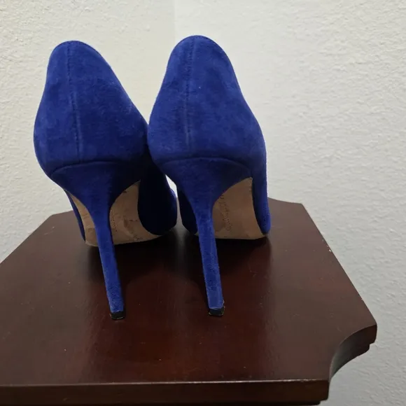 MANOLO BLAHNIK Blue Suede Pumps Sz 5