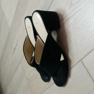 Marc Fisher womens sandal suede block heeled sz 6.5