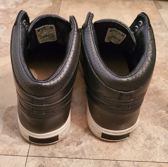Men Clae Shoes sz 10.5