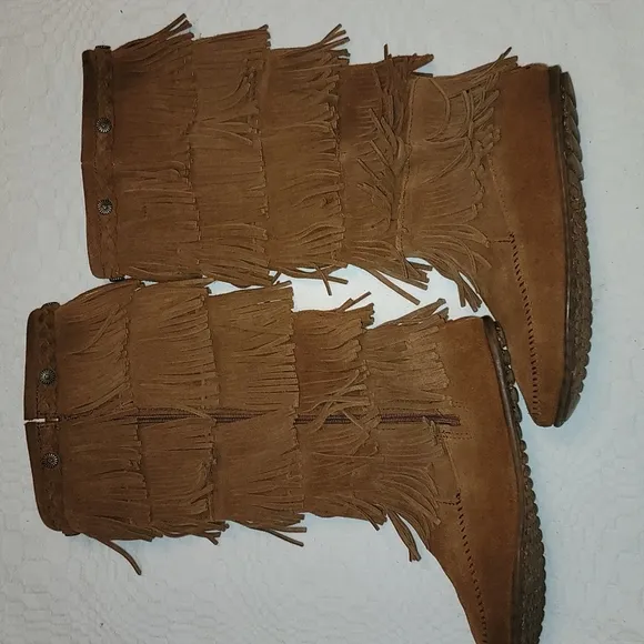 Minnetonka boots 100% suede leather fringe camel color zipper sides sz 10