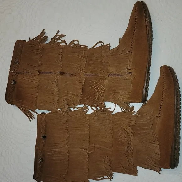 Minnetonka boots 100% suede leather fringe camel color zipper sides sz 10