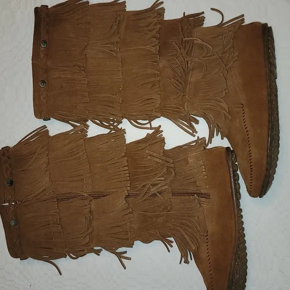 Minnetonka boots 100% suede leather fringe camel color zipper sides sz 10