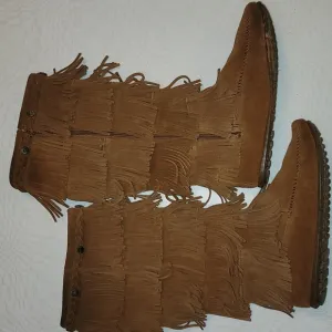Minnetonka boots 100% suede leather fringe camel color zipper sides sz 10