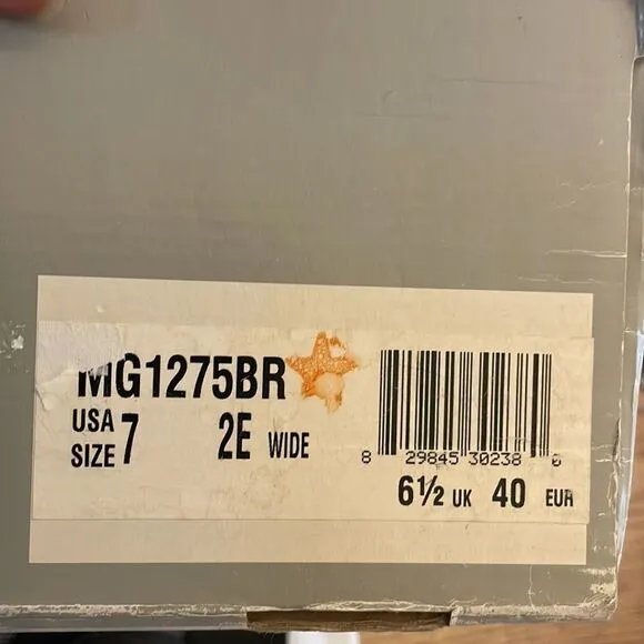 NEW BALANCE GOLF SHOES.  NEW.  SIZE 7 2E WIDE.